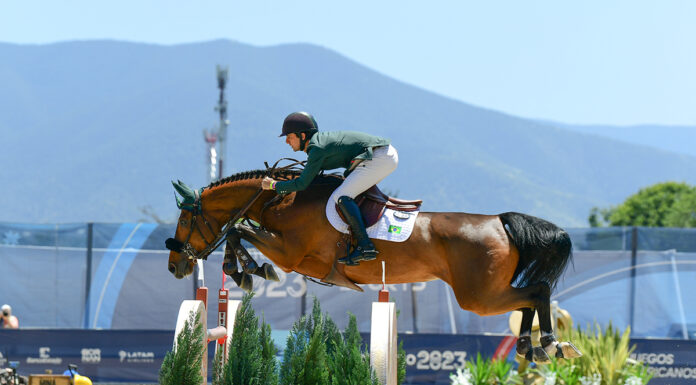 Marlon Modolo Zanotelli and Deesse de Coquerie with mountains in the background