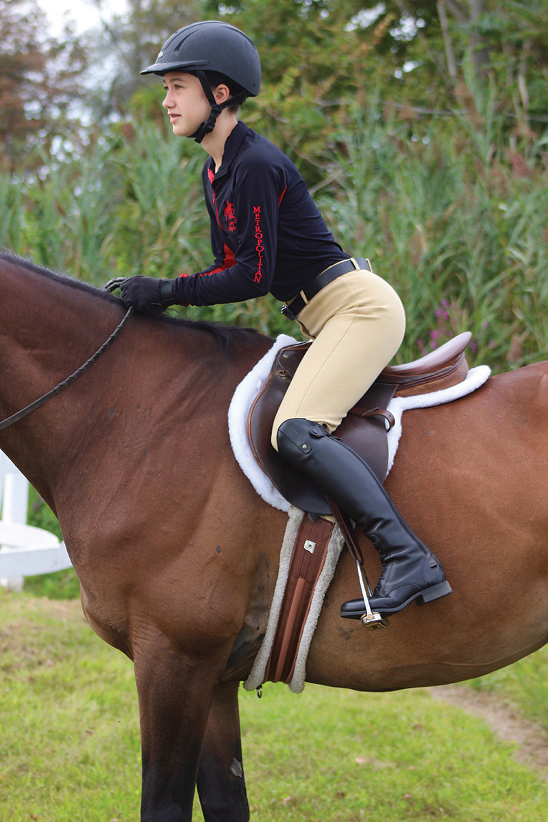 A demonstration of incorrect two-point position with the leg too far back