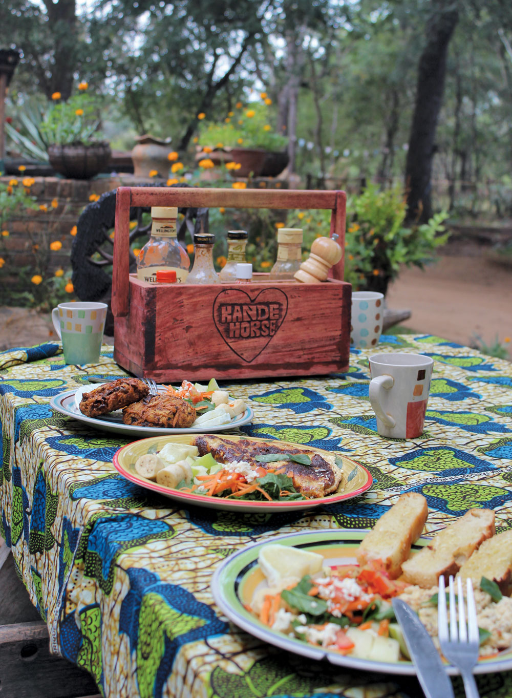 An outdoor dining area at Kande Horse