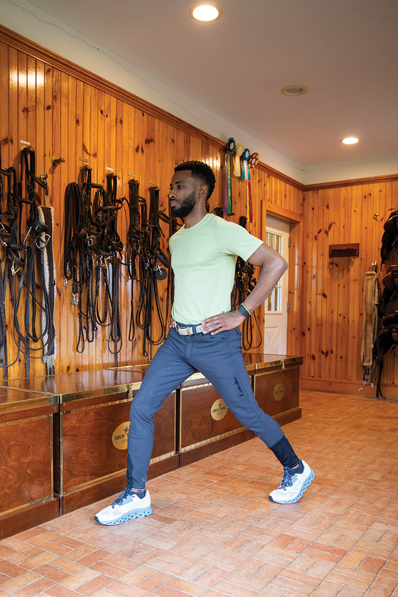 Pushing through your front heel, return to the starting position of the lunge.