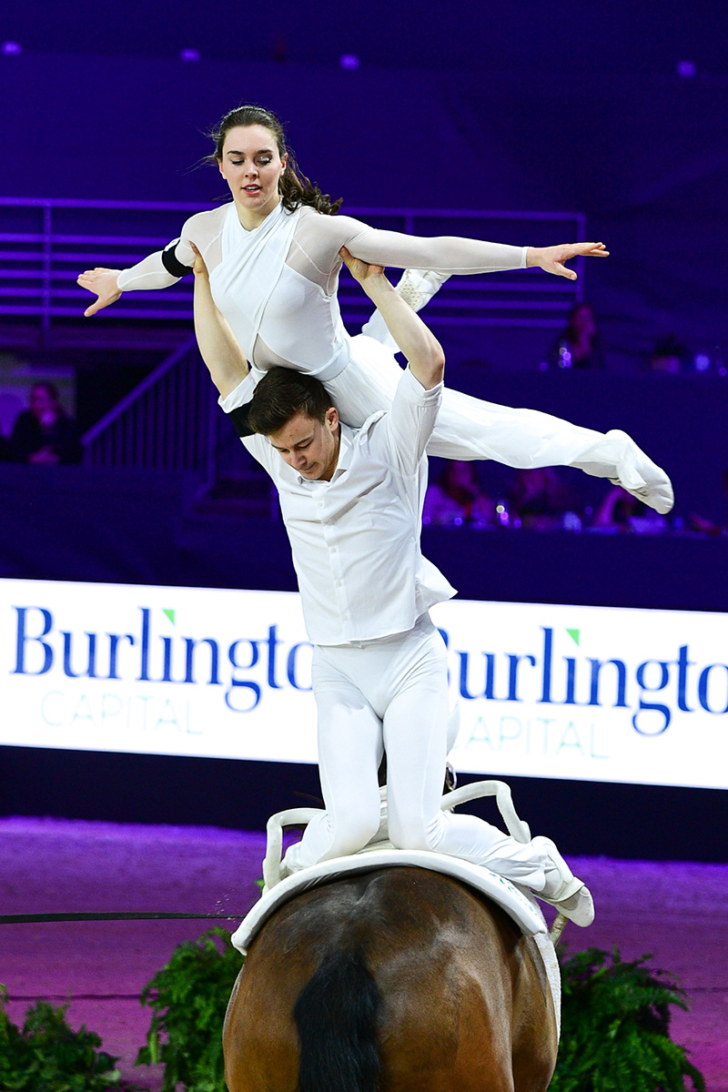 Vaulting pas-de-deux pair