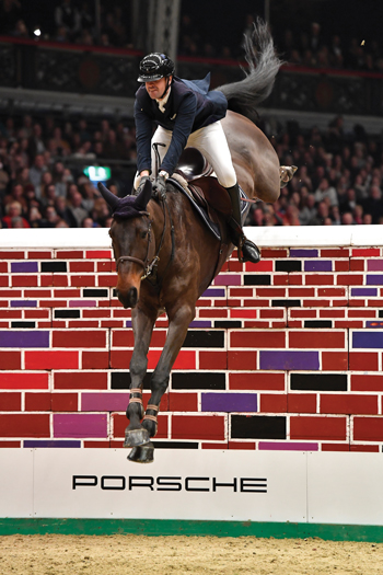 Showjumping over the puissance wall